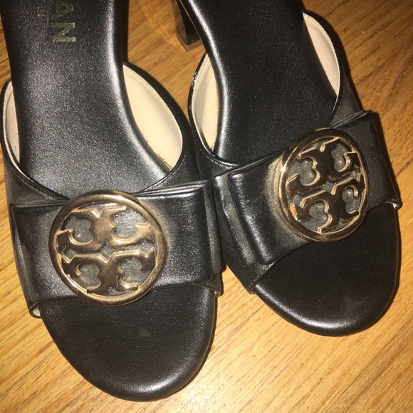 VAN VAN BLACK HEELS WITH EMBLEM - Picture 5 of 6